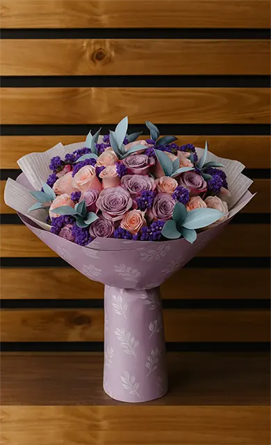 Bouquet de rosas y flores envuelto en papel craft